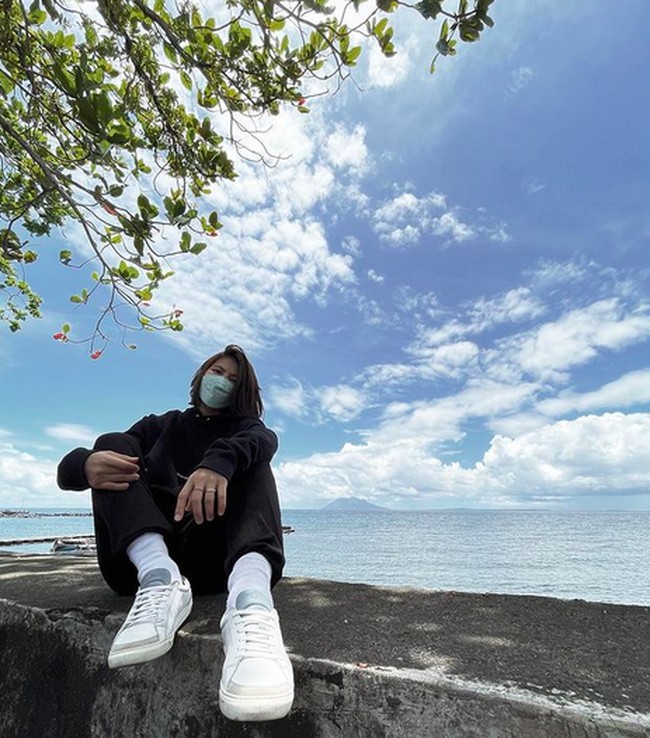 Gaya santai ala atlet berdarah Minahasa ini biasanya terdiri dari hoodie dan celana training monokrom. Tidak ketinggalan sepasang sneakers putih. (Foto: Instagram)