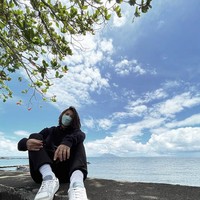 Gaya santai ala atlet berdarah Minahasa ini biasanya terdiri dari hoodie dan celana training monokrom. Tidak ketinggalan sepasang sneakers putih. (Foto: Instagram)