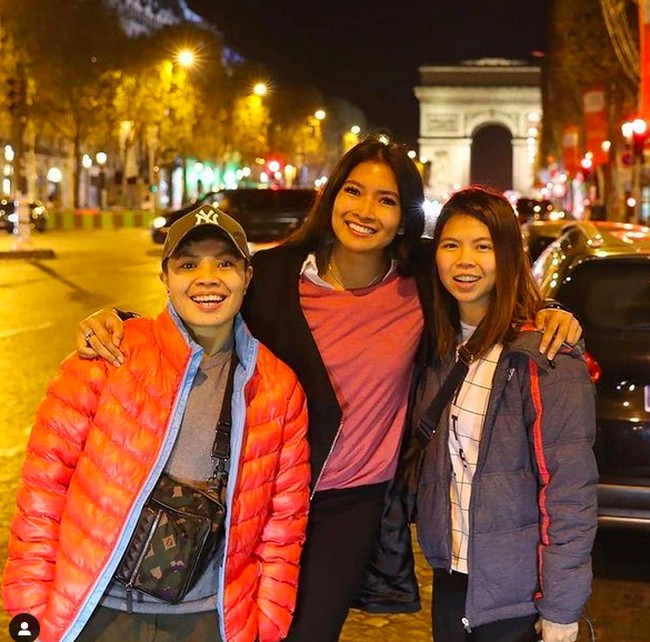 Di luar lapangan, Gryesia Polii dan Apriyani Rahayu rupanya punya momen gaya kompak. Seperti ketika berada di Paris, keduanya tampil dengan jaket senada. (Foto: Instagram)