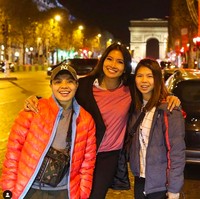 Di luar lapangan, Gryesia Polii dan Apriyani Rahayu rupanya punya momen gaya kompak. Seperti ketika berada di Paris, keduanya tampil dengan jaket senada. (Foto: Instagram)