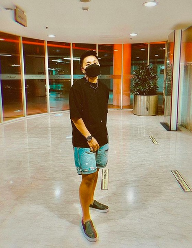 Di saat santai, Apriyani juga suka bercelana pendek denim dengan aksen ripped  (Foto: Instagram)