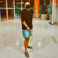 Di saat santai, Apriyani juga suka bercelana pendek denim dengan aksen ripped  (Foto: Instagram)