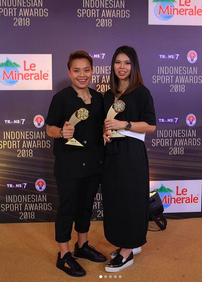 Saat menghadiri acara formal, keduanya konsisten dengan gayanya masing-masing tapi tetap senada dalam busana serba hitam. Greysia muncul dalam balutan gaun dan Apriyani menengenakan atasan bergaya blazer maskulin, celana 3/4 dan sneakers. (Foto: Instagram)