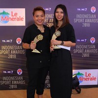 Saat menghadiri acara formal, keduanya konsisten dengan gayanya masing-masing tapi tetap senada dalam busana serba hitam. Greysia muncul dalam balutan gaun dan Apriyani menengenakan atasan bergaya blazer maskulin, celana 3/4 dan sneakers. (Foto: Instagram)