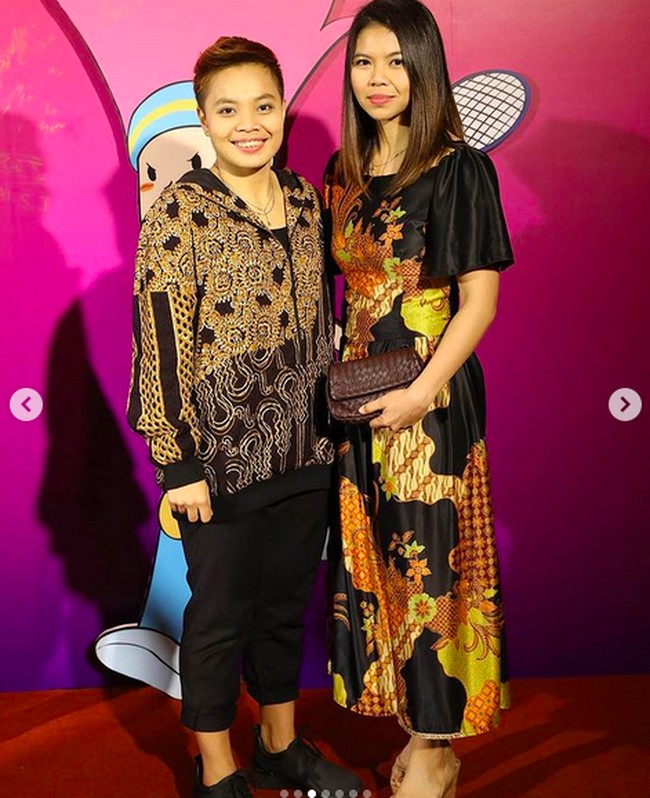 Penantian Indonesia untuk mendapatkan medali emas di Olimpiade Tokyo 2020 berakhir sudah ketika Apriyani Rahayu dan Greysia Polii memenangkan laga final ganda putri pada Senin (2/8/2021). Mereka juga mengukir sejarah sebagai ganda putri pertama Indonesia yang menyabet emas dalam sejarah Olimpiade. Pencapaian tersebut tentu mustahil terjadi tanpa kerja sama yang baik di antara keduanya. Namun yang menarik, mereka memiliki selera gaya yang bertolak belakang. Greysia dengan gayanya yang feminin, sementara Apriyani suka berbusana tomboi. (Foto: Instagram)