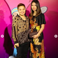 Penantian Indonesia untuk mendapatkan medali emas di Olimpiade Tokyo 2020 berakhir sudah ketika Apriyani Rahayu dan Greysia Polii memenangkan laga final ganda putri pada Senin (2/8/2021). Mereka juga mengukir sejarah sebagai ganda putri pertama Indonesia yang menyabet emas dalam sejarah Olimpiade. Pencapaian tersebut tentu mustahil terjadi tanpa kerja sama yang baik di antara keduanya. Namun yang menarik, mereka memiliki selera gaya yang bertolak belakang. Greysia dengan gayanya yang feminin, sementara Apriyani suka berbusana tomboi. (Foto: Instagram)