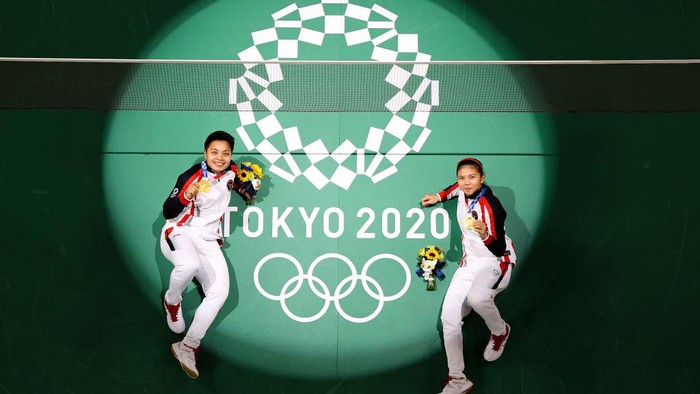 Greysia Polii, Apriyani Rahayu CHOFU, JAPAN - AUGUST 02: Gold medalists Greysia Polii and Apriyani Rahayu of Team Indonesia pose for photo on the badminton court on day ten of the Tokyo 2020 Olympic Games at Musashino Forest Sport Plaza on August 02, 2021 in Chofu, Tokyo, Japan. (Photo by Richard Heathcote/Getty Images)