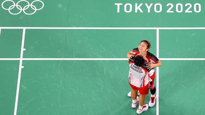 CHOFU, JAPAN - AUGUST 02: Greysia Polii(right) and Apriyani Rahayu of Team Indonesia celebrate as they win against Chen Qing Chen and Jia Yi Fan of Team China during the Women’s Doubles Gold Medal match on day ten of the Tokyo 2020 Olympic Games at Musashino Forest Sport Plaza on August 02, 2021 in Chofu, Tokyo, Japan. (Photo by Richard Heathcote/Getty Images)