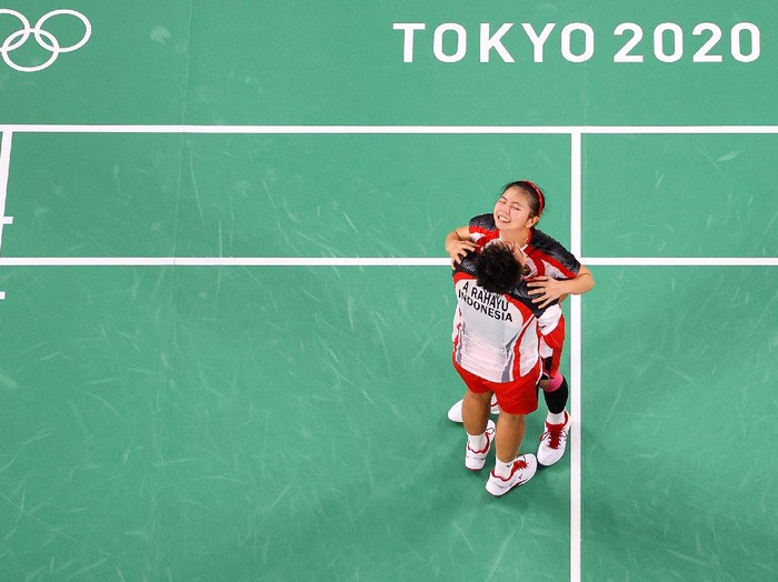 CHOFU, JAPAN - AUGUST 02: Greysia Polii(right) and Apriyani Rahayu of Team Indonesia celebrate as they win against Chen Qing Chen and Jia Yi Fan of Team China during the Women’s Doubles Gold Medal match on day ten of the Tokyo 2020 Olympic Games at Musashino Forest Sport Plaza on August 02, 2021 in Chofu, Tokyo, Japan. (Photo by Richard Heathcote/Getty Images)