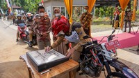 Pemerintah setempat mengizinkan warga Kabupaten Batang mengadakan acara hajatan secara drive thru atau sistem layanan tanpa turun saat pandemi COVID-19 untuk mengurangi laju penyebaran virus COVID-19.