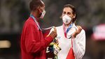 Ini Dua Atlet Lompat Tinggi yang Berbagi Emas di Olimpiade