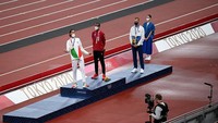 Situasi berbagi medali bukan hal yang baru di Olimpiade. Contohnya pada lari 100 meter putri Olimpiade Beijing 2008, Sherone Simpson (Jamaika) dan Kerron Stewart (Jamaika) berbagi medali perak usai finis dengan catatan waktu 10,98 detik. Sementara itu, aksi berbagi emas yang dilakukan Tamberi dan Barshim tak mengganggu perhitungan medali di klasemen. Baik Italia dan Qatar sama-sama dianugerahkan tambahan satu medali emas. Getty Images/Matthias Hangst.