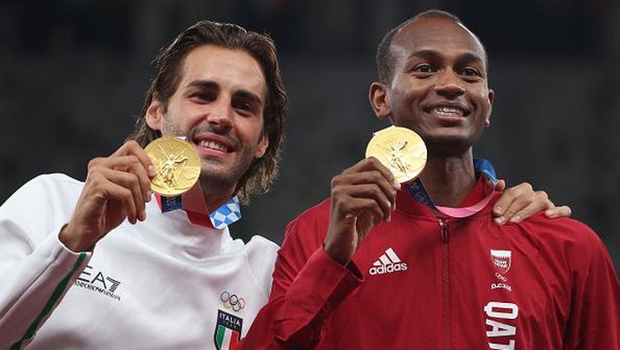 Ada kejadian tak biasa di nomor lompat tinggi putra Olimpiade Tokyo 2020. Gianmarco Tamberi (Italia) dan Mutaz Essa Barshim (Qatar) sepakat berbagi medali emas.