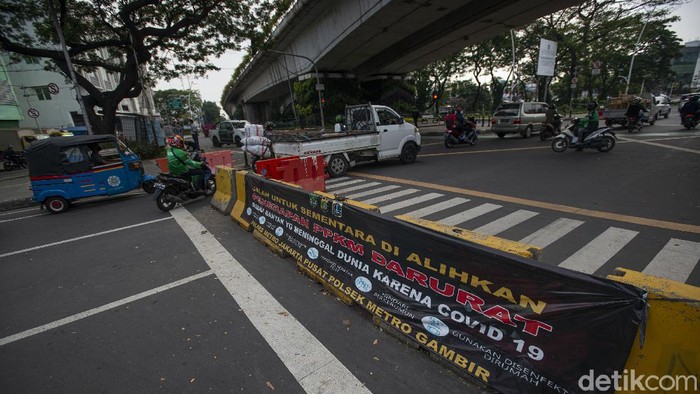 Sejumlah pengendara kendaraan bermotor menerobos celah penyekatan Jalan Jatibaru Raya saat masa Pemberlakuan Pembatasan Kegiatan Masyarakat (PPKM) Level 4 di Tanah Abang, Jakarta, Selasa (3/8/2021). Meski menurut Gubernur Anies Baswedan kasus aktif harian COVID-19 Jakarta menurun hampir 100.000 orang dalam dua pekan terakhir, pemerintah masih memperpanjang PPKM Level 4 hingga 9 Agustus 2021 di Ibukota. ANTARA FOTO/Aditya Pradana Putra/rwa.