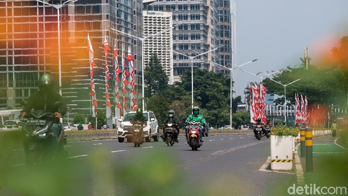 Jelang Hari Kemerdekaan, Ornamen Merah Putih Hiasi Jalan Ibu Kota Semarak perayaan Hari Kemerdekaan Indonesia sudah terasa sejak awal bulan Agustus. Beragam ornamen Merah Putih pun tampak hiasi tiap sudut Kota Jakarta.