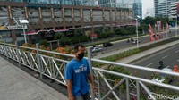 Ornamen hingga bendera merah putih ini menghiasi sepanjang jalanan protokol dan gedung-gedung di Jakarta.