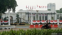 Tak ketinggalan, Kompleks Istana Kepresidenan juga turut dihiasi ornamen Merah Putih.