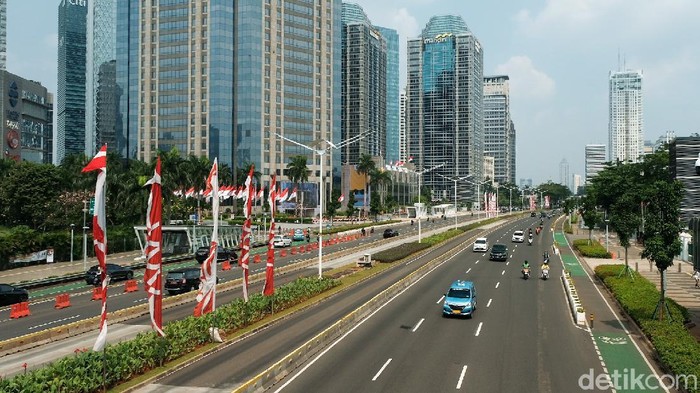 Semarak perayaan Hari Kemerdekaan Indonesia sudah terasa sejak awal bulan Agustus. Beragam ornamen Merah Putih pun tampak hiasi tiap sudut Kota Jakarta.