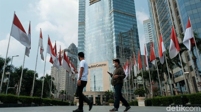 Semarak perayaan Hari Kemerdekaan Indonesia sudah terasa sejak awal bulan Agustus. Beragam ornamen Merah Putih pun tampak hiasi tiap sudut Kota Jakarta.