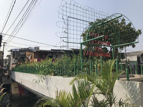 Jembatan Kota Paris di Johar Baru Jakarta Pusat, telah berubah menjadi taman dan ruang terbuka hijau (RTH). Nama jembatan pun diubah menjadi jembatan persatuan.