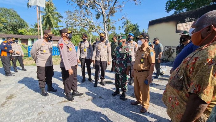 Kapolda Papua Irjen Mathius D Fakhiri mengunjungi Polsek Nimboran yang dibakar sejumlah warga (dok Istimewa)