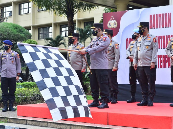 Kapolri Jenderal Listyo Sigit memberi bantuan 1.000 konsentrator oksigen