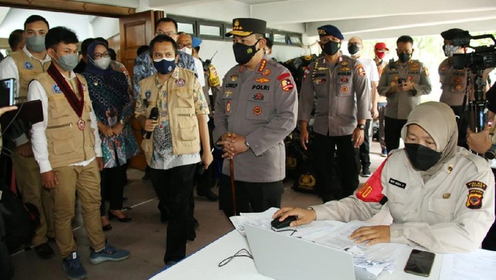 Kapolri Jenderal Listyo Sigit meninjau vaksinasi massal di Kampus IPB