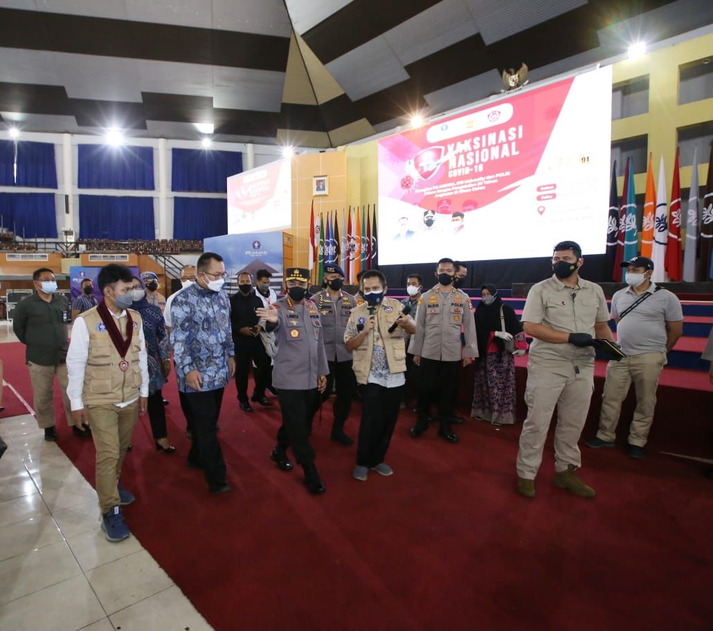 Kapolri Jenderal Listyo Sigit meninjau vaksinasi massal di Kampus IPB