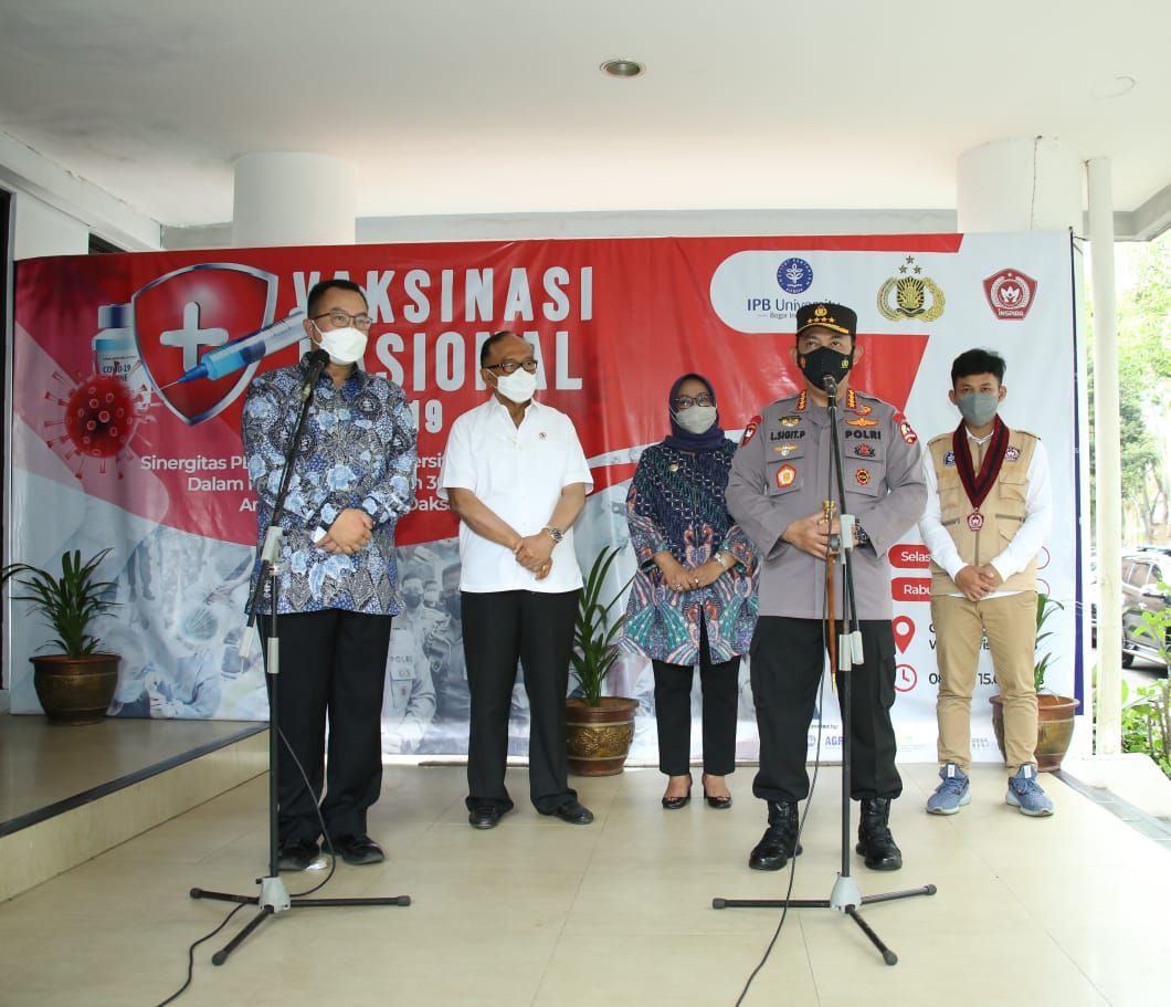 Kapolri Jenderal Listyo Sigit meninjau vaksinasi massal di Kampus IPB