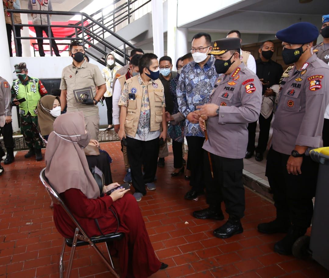 Kapolri Jenderal Listyo Sigit meninjau vaksinasi massal di Kampus IPB