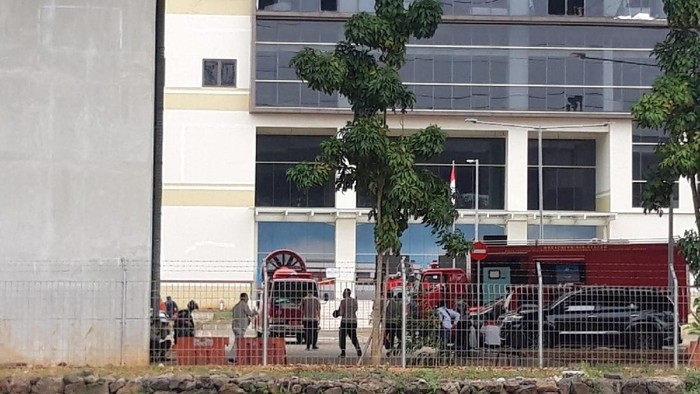 Kebakaran di kantor LRT di Kelapa Gading, Jakut (Foto: Rakha/detikcom)