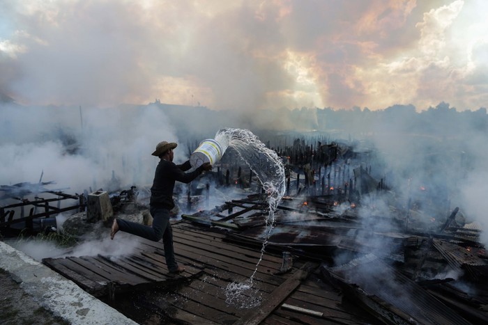 KEBAKARAN PERMUKIMAN WARGA DI PALANGKARAYA Seorang warga melihat rumahnya yang hangus terbakar di permukiman padat penduduk di Kelurahan Tumbang Rungan, Palangkaraya, Kalimantan Tengah, Selasa (3/8/2021). Kebakaran yang terjadi pada pukul 14.00 WIB tersebut menghanguskan sebanyak 29 rumah dan satu sarang burung walet, sementara penyebab terjadinya kebakaran masih dalam penyelidikan. ANTARA FOTO/Makna Zaezar/hp.