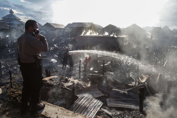 KEBAKARAN PERMUKIMAN WARGA DI PALANGKARAYA Seorang warga melihat rumahnya yang hangus terbakar di permukiman padat penduduk di Kelurahan Tumbang Rungan, Palangkaraya, Kalimantan Tengah, Selasa (3/8/2021). Kebakaran yang terjadi pada pukul 14.00 WIB tersebut menghanguskan sebanyak 29 rumah dan satu sarang burung walet, sementara penyebab terjadinya kebakaran masih dalam penyelidikan. ANTARA FOTO/Makna Zaezar/hp.