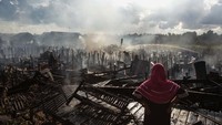 Seorang warga melihat rumahnya yang hangus terbakar di permukiman padat penduduk di Kelurahan Tumbang Rungan, Palangkaraya, Kalimantan Tengah, Selasa (3/8/2021).