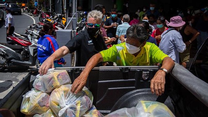 Keren! Pengusaha Ini Bantu Warga Phuket Bertahan di Masa Pandemi Kasus COVID-19 di Thailand melonjak imbas varian Delta. Pengusaha ini pun turun tangan memberi bantuan untuk warga Phuket bertahan di tengah pandemi.
