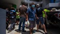 Shaun Stenning dan perusahaannya, 5 Star Marine, telah membagikan kantong kehidupan kepada penduduk rentan di Phuket, Thailand sejak awal Pandemi pada awal 2020.  
