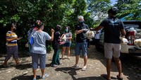 Bergeser dari pekerjaan perusahaannya di industri pariwisata, Stenning pertama kali menargetkan 5 Star Marine untuk memberikan upaya bantuan kepada stafnya ketika Thailand menutup perbatasannya dan kemudian memperluas jangkauan mereka ke beberapa penduduk pulau itu  