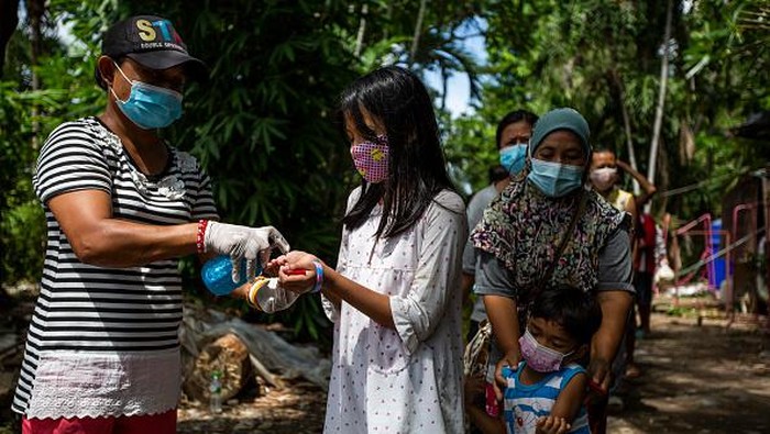 Keren! Pengusaha Ini Bantu Warga Phuket Bertahan di Masa Pandemi Kasus COVID-19 di Thailand melonjak imbas varian Delta. Pengusaha ini pun turun tangan memberi bantuan untuk warga Phuket bertahan di tengah pandemi.