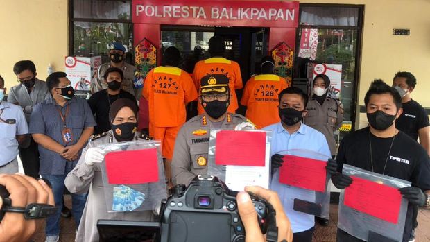 Konferensi pers jual beli surat negatif COVID-19 palsu di Balikpapan, Kaltim