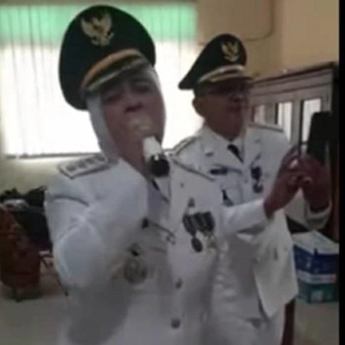 Kumpul-kumpul camat di Kabupaten Tegal tanpa masker dan prokes. Bahkan salah seorang di antaranya bernyanyi tanpa masker