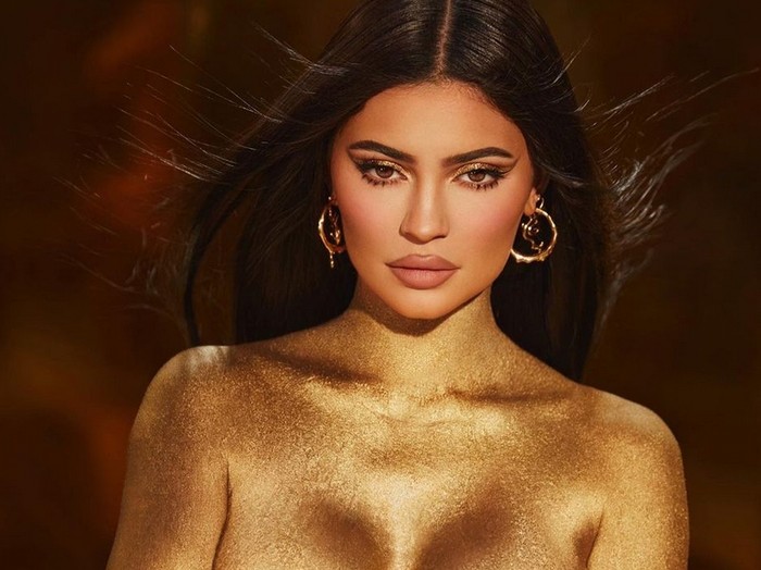 Kylie Jenner pose nyaris tanpa busana.