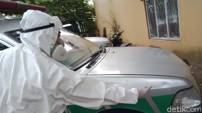 Mobil ambulans jenazah TKC Karanganom yang dilempar batu. Foto diambil Selasa (3/8/2021)