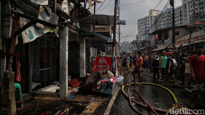 Momen Petugas Damkar Berjibaku Padamkan Kebakaran di Karet Tengsin Kebakaran melanda kawasan Karet, Jakarta. Petugas pemadam kebakaran pun dikerahkan untuk memadamkan kobaran api di sana.