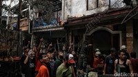 Saat ini diketahui petugas pemadam kebakaran dan warga masih melakukan pendinginan dan pemadaman.  