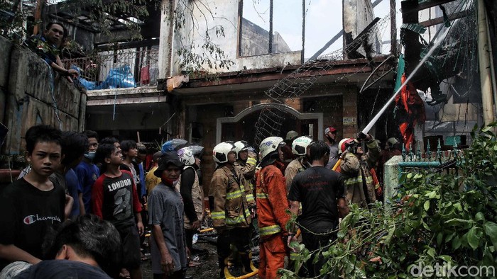 Momen Petugas Damkar Berjibaku Padamkan Kebakaran di Karet Tengsin Kebakaran melanda kawasan Karet, Jakarta. Petugas pemadam kebakaran pun dikerahkan untuk memadamkan kobaran api di sana.