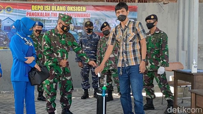 Pangkalan TNI AL Banyuwangi membuka tempat pengisian oksigen bagi warga yang isoman. Oksigen ini diberikan secara cuma-cuma alias gratis.