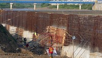 Bendungan berada di aliran Sungai Cipamingkis. Sebelumnya, bendungan lama yang dibangun tahun 80an jebol karena termakan usia pada 2017.