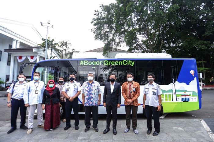 Pemkot Bogor menerima satu unit bus listrik BYD C6 pinjam pakai dari PT Bakrie Autoparts. Rencananya, bus listrik tersebut akan di uji coba yang dikhususkan mengangkut penumpang secara cuma-cuma, alias gratis mulai dari Rabu (4/8) hingga satu bulan ke depan.