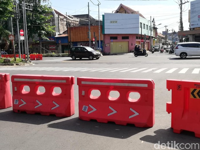 Penutupan Jalan Yos Sudarso, Solo, pada awal PPKM Darurat.