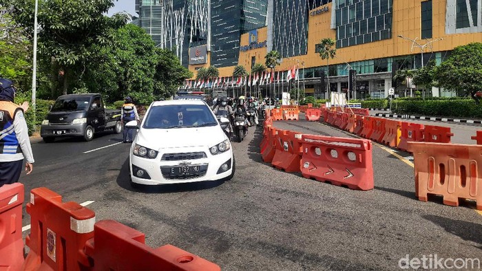 PPKM level 4 diperpanjang hingga 9 Agustus 2021. Penyekatan di Bundaran Waru dilonggarkan.